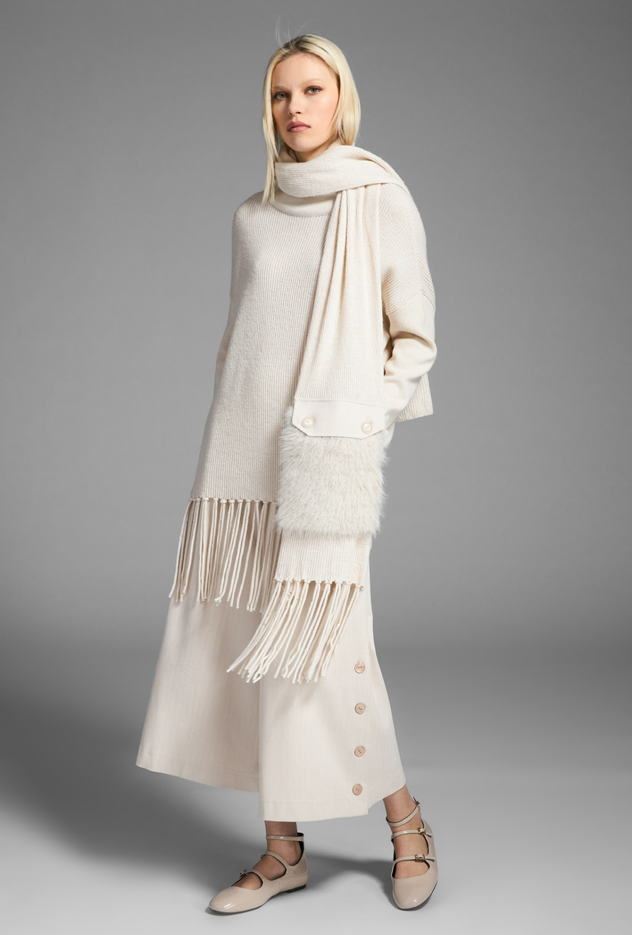 Tricot Chic Scarf with Faux Fur Trim & Pocket Detail – Style S310