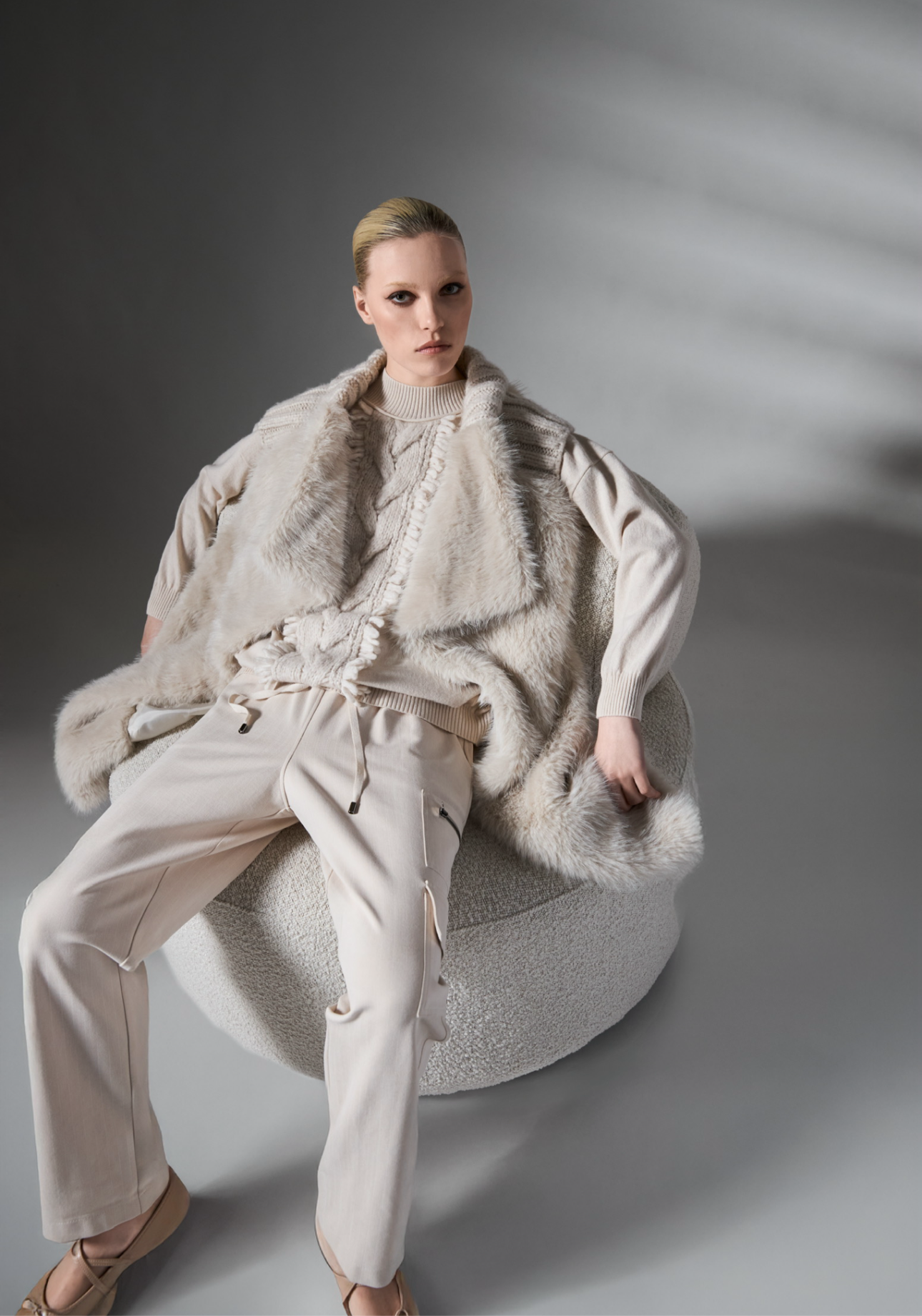 Tricot Chic Oyster Faux Fur Gilet Style S30