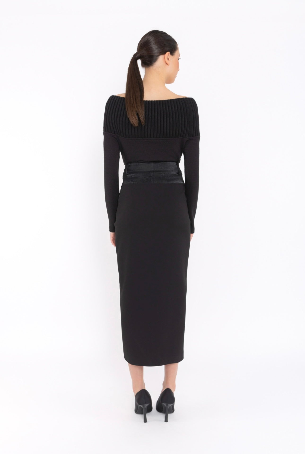 Arggido Black Bardot Top Style 49082 – Chic Off-Shoulder Elegance