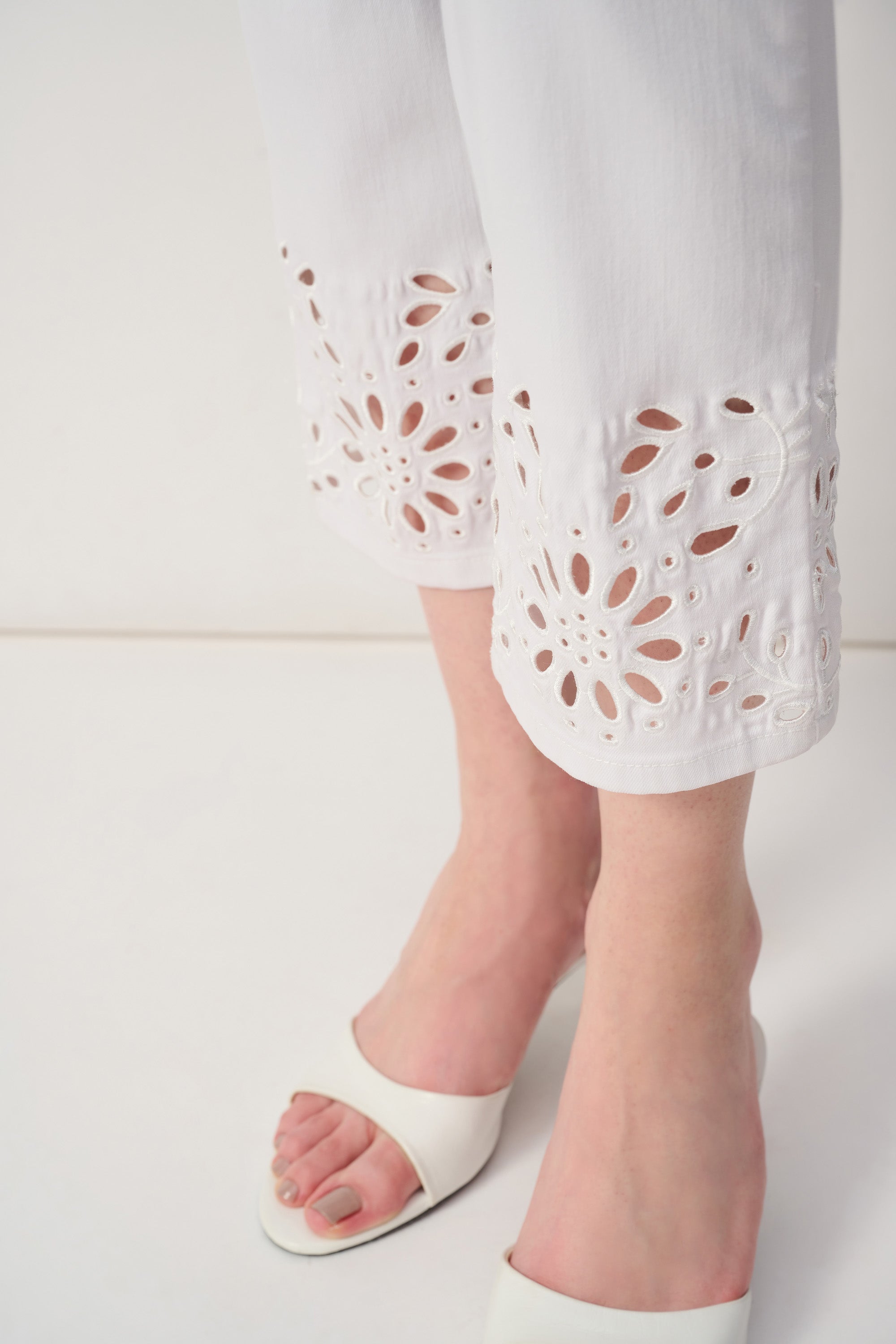 Joseph Ribkoff Straight Fit Cropped Jeans
251965 S/S 2025