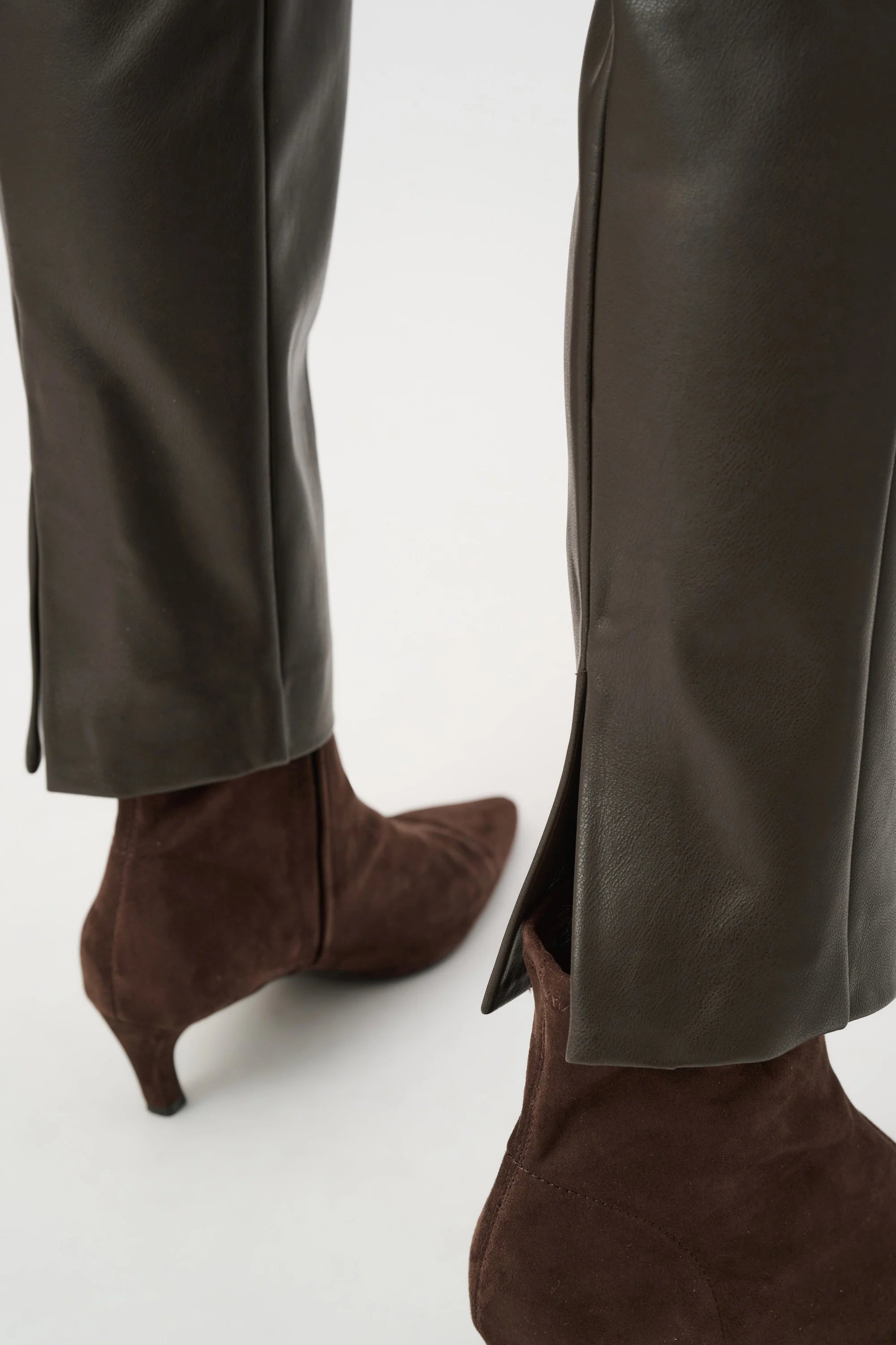 Joseph Ribkoff Bonded Leatherette Straight Pull-On Pants
263232 Mocha