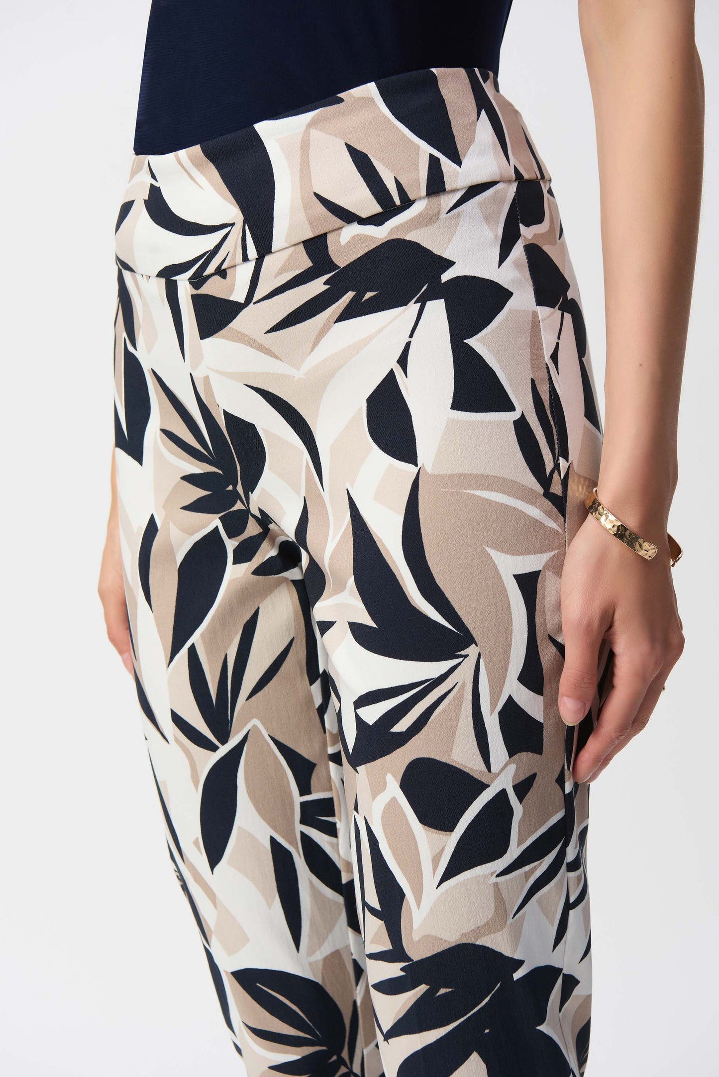 Joseph Ribkoff Millennium Tropical Print Slim Fit Pants
251001 S/S 2025